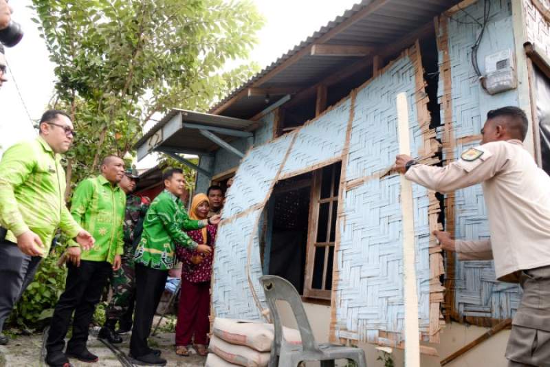 Wakil Bupati Serdang Bedagai Adlin Tambunan Saksikan Bedah Rumah Warga Tidak Mampu