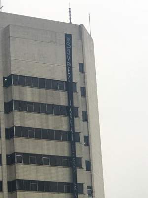 Gedung TVRI Berkelambu Kain Hitam Kelam