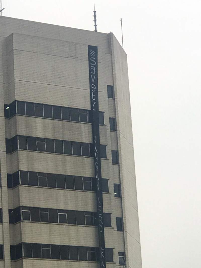 Gedung TVRI Berkelambu Kain Hitam Kelam