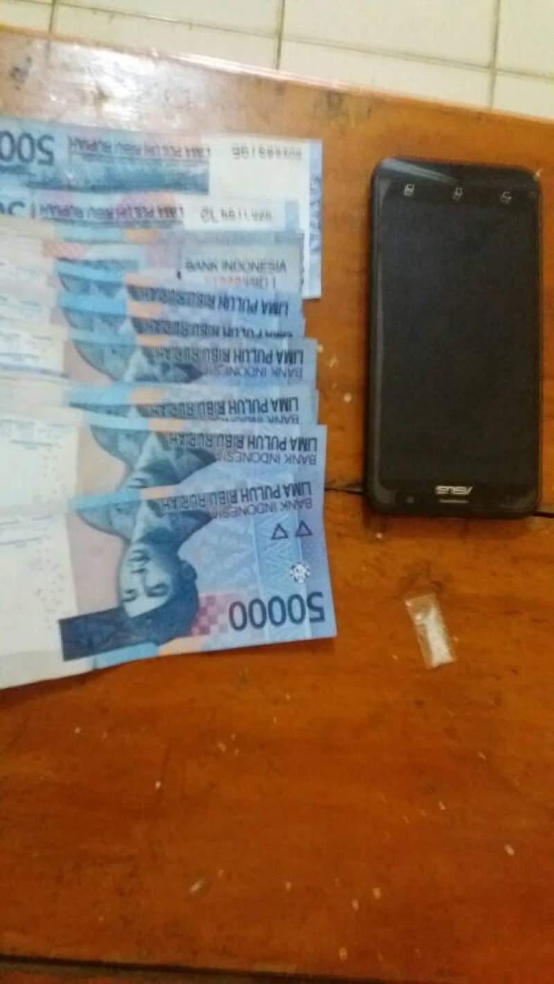 ⁠⁠⁠Ompong Dibekuk Polisi saat Transaksi Sabu di SPBU