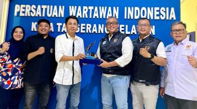 Ketua KONI Tangsel Hamka Handaru saat menyambangi kantor PWI Tangsel di Serpong. Hamka dan rombongan KONI lainnya diterima Ketua PWI Tangsel, Ahmad Eko Nursanto.