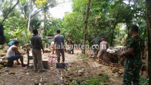 Koramil dan Warga Rehab Rumah Anak Penderita Gizi Buruk