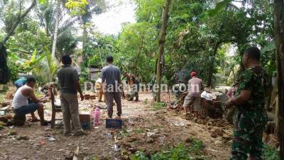 Koramil dan Warga Rehab Rumah Anak Penderita Gizi Buruk