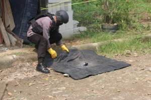 Tim Jibom Gegana Brimob Banten Amankan Temuan Bom dan Amunisi Militer