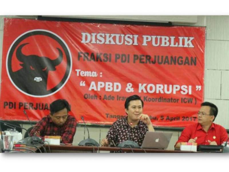 Koordinator ICW Ade Irawan menjadi narasumber diskusi publik yang digelar PDI P Kota Tangerang.