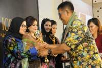 Bupati Lebak Iti Octavia Jayabaya menerima penghargaan dari Kepala Bidang kesejahteraan gender dan pendidikan Kementerian Pemberdayaan Perempuan Dan Perlindungan Anak Sayuti Fitri.