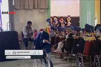 VIDIO: Momen Sang Ayah Foto Putrinya saat Wisuda Bikin Iri Netizen