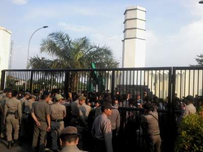 Dinilai Tidak Netral, Puluhan Mahasiswa Geruduk Kantor Gubernur Banten