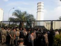 Dinilai Tidak Netral, Puluhan Mahasiswa Geruduk Kantor Gubernur Banten