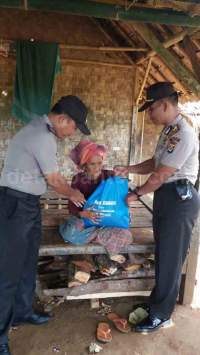 Polsek Wanasalam Bagikan Bantuan kepada Warga Miskin