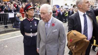 Raja Charles dilempar telur saat menghadiri acara di York, Inggris utara (Foto: AFP/JAMES GLOSSOP)