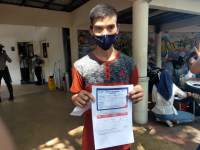  Junaidi, pegawai di Pasar 8 Alam Sutera usai menjalani vaksinasi.