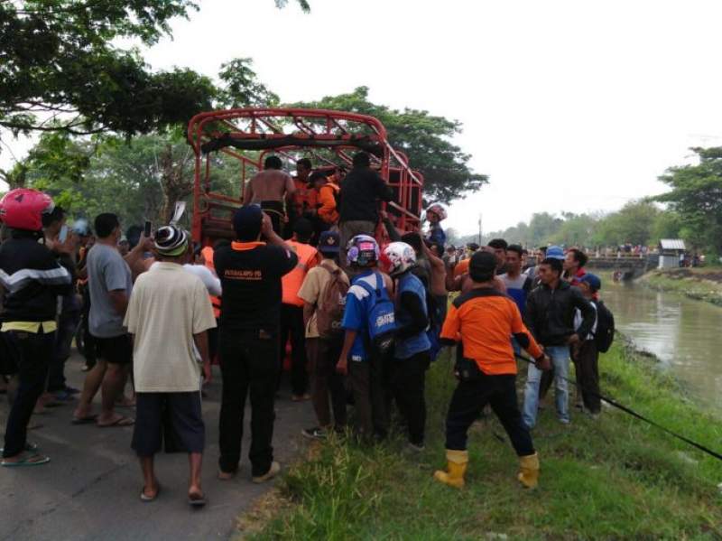 Evakuasi korban tenggelan oleh tim SAR Banten.