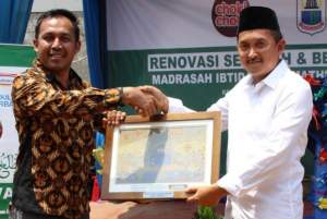 MI Mathlaul Anwar Tangkeban Terima CSR dari PT. Indomarco Prismatama