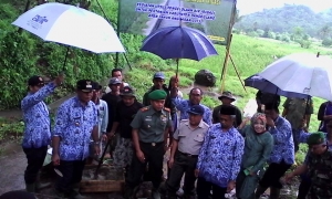Kegiatan peletakan batu pertama pembangunan saluran irigasi di Kecamatan Cadasari Kabupaten Pandgelang