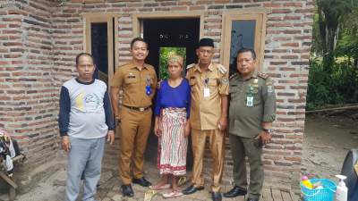 Tampak Camat Kecamatan Kronjo mengunjungi rumah orangtua warganya yang negatif corona. (ft Day)
