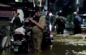 Sejumlah warga menyaksikan banjir di kawasan Kampung Bulak dan Pondok Maharta.