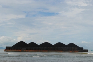 Akibat Cuaca Buruk, Kapal Tongkang Terdampar