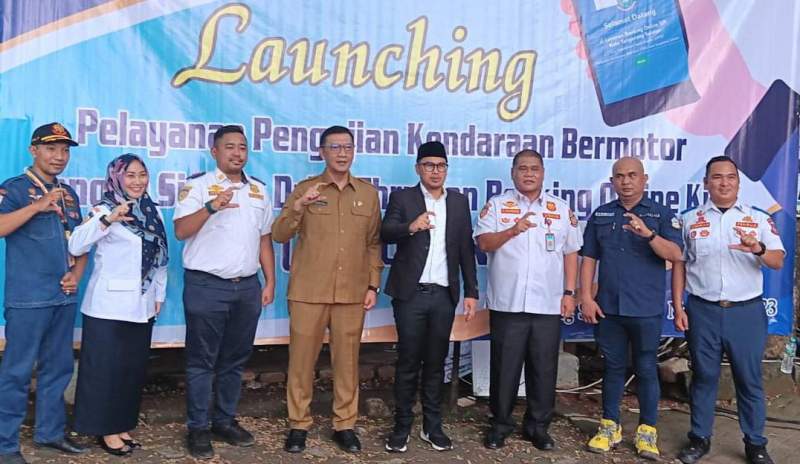 Wakil Wali Kota Pilar Saga Ichsan, Sekda Bambang Noertjahyo, Kepala Dishub, Chaerudin dan Heris Cahya Kusuma saat launching uji KIR online di kantor UPTD PKB Dishub Tangsel.