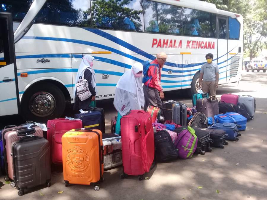 Santri Pondok Modern Gontir di jemput mengunaka bus di stadion Maulana Yuauf Ciceri Kota Serang