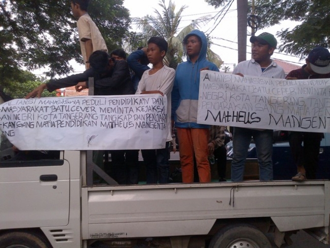 Mahasiswa saat berdemo depan Kejaksaan