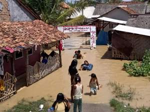 Ratusan Rumah Terendam Banjir, Warga Tengkurak Mengungsi