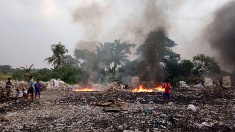 Pembakaran Limbah Pabrik di Sindang Panon dikeluhkan warga
