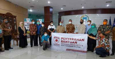 Walikota Tangsel Benyamin Davnie terima bantuan perlengkapan 1000 kantung jenazah dari Satgasda Lawan Covid-19 DPRD Tangsel.