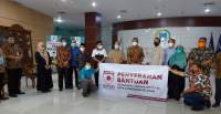Walikota Tangsel Benyamin Davnie terima bantuan perlengkapan 1000 kantung jenazah dari Satgasda Lawan Covid-19 DPRD Tangsel.
