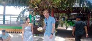 Wisatawan Australia, Zoel dan istrinya menikmati kepala pandan di Pantai Pondok Permai