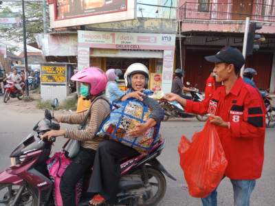 Simpatisan Anak Muda PDIP Warga Cikepuh Bagikan Takjil