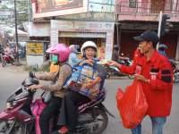Simpatisan Anak Muda PDIP Warga Cikepuh Bagikan Takjil