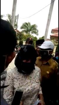 Warga Kronjo Nyaris Adu Jotos Dengan Kades Saat Pembagian Bansos Covid 19