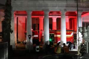 Suasana kebakaran Museum Nasional di Jakarta saat kebakaran, Sabtu (16/9/2023) malam.