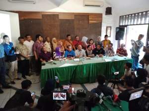 Perwakilan karyawan karyawati TVRI se Indonesia saat membaca Mosi Tidak percaya kepada Dewas LPP TVRI.