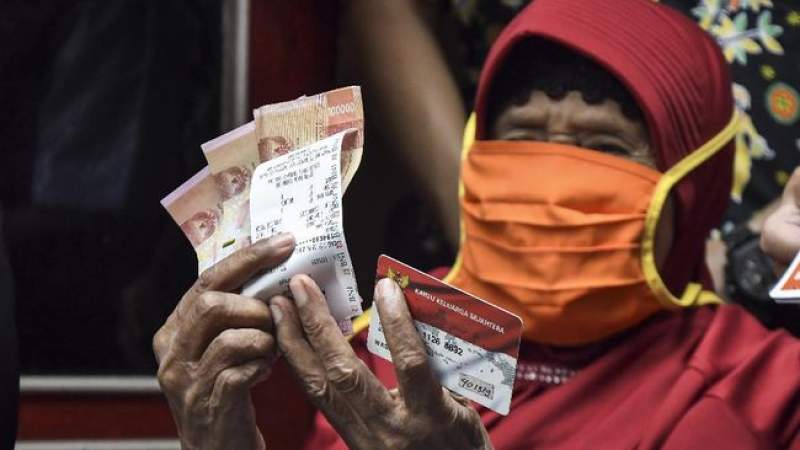 Ilustrasi pembagian bantuan sosial untuk masyarakat.