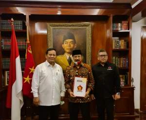 Muhamad diapit Ketum Gerindra Prabowo Subianto dan Sekjen PDIP Hasto, saat penyerahan Rekomendasi maju Pilkada Tangsel 2020.
