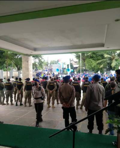 Tuntut Upah, Buruh Tangerang Geruduk Kantor Disnaker