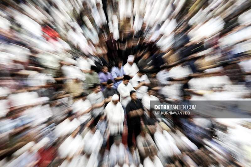 Umat Islam melaksanakan sholat tarawih pertama di Masjid Istiqlal, Jakarta, Rabu (22/3/2023). (Aip/detak) 
