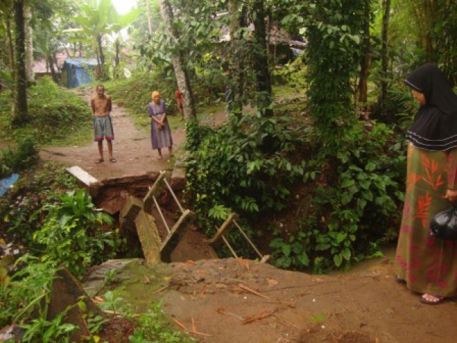 Jembatan Ambrol Belum Ditangani