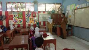 Kepala Dindik Cilegon, Ismatullah saat monitoring pelaksanaan pengenalan lingkungan sekolah bagi siswa baru di SDN 3 Cibeber, Senin (13/7).