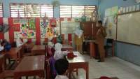 Kepala Dindik Cilegon, Ismatullah saat monitoring pelaksanaan pengenalan lingkungan sekolah bagi siswa baru di SDN 3 Cibeber, Senin (13/7).