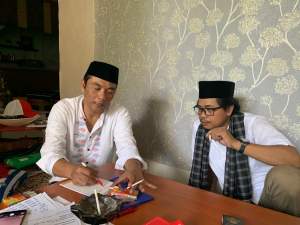 Tb. Bayu Murdani dan Heri Gagarin, tampak berbincang santai sambil menikmati kopi, di kawasan komplek perumahan Panorama Serpong, Setu, Senin (6/4/2020).