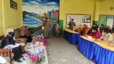 Wakil Walikota Cilegon Sanuji Pentamarta didampingi anggota Fraksi PKS DPRD Cilegon Qoidatul Sitta saat menyerahkan beasiswa PIP di SDN Kubang Kalak, Selasa (21/9/2021).