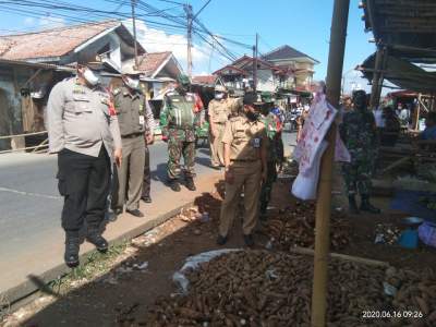 Respon Masuk Zona Merah, Tiga Pilar Terjun Langsung ke Pasar Pelangi Sepatan