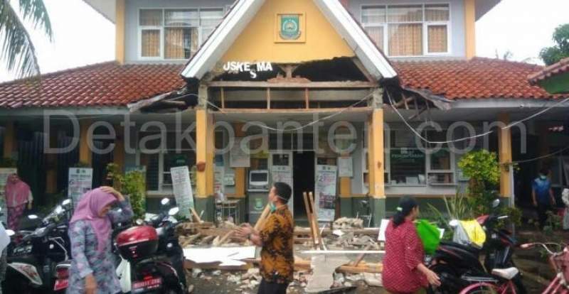 Kanopi Puskesmas Jurumudi Ambruk