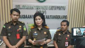 Kepala Kejari Kabupaten Tangerang, Nova Eliza Saragih (tengah), Kasi Pidsus Deni Marinca, dan Kasubsi penyidikan Faturahman Hakim, dalam keterangan jumpa persnya di ruang Kejari Kabupaten Tangerang