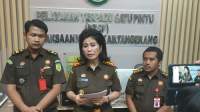 Kepala Kejari Kabupaten Tangerang, Nova Eliza Saragih (tengah), Kasi Pidsus Deni Marinca, dan Kasubsi penyidikan  Faturahman Hakim, dalam keterangan jumpa persnya di ruang Kejari Kabupaten Tangerang