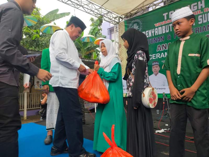 Sekda Serahkan Santunan Kepada 300 orang Anak Yatim dan Dhuafa