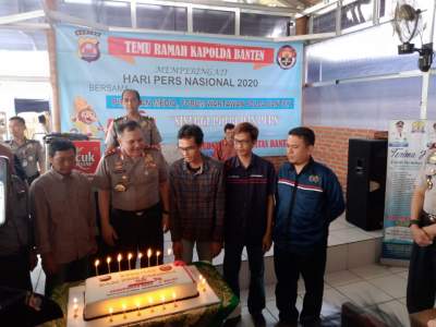 Kapolda Banten Irjen Pol Agung Sabar Santoso bersama Forum Wartawan Polda Banten saat meniup lilin peringatan HPN 2020